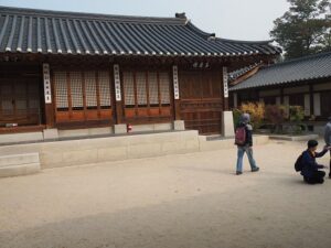 明成皇后殺害現場:宮女たちが生活する場であり建物のランクが下。観光地でよく見かける説明用の看板がないのが不思議だった。
