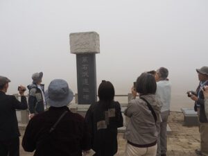 萬石洑遺址碑。残念ながら濃霧で何があるか分からなかった。