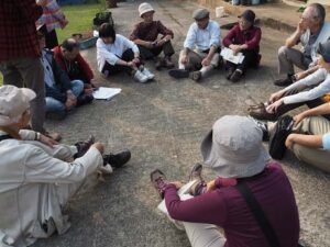 東学農民に倣い、家の庭でツアー参加者が輪になって「東アジアの平和のために」の署名をした。