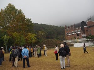 黒い影のように見えるさらに奥が大芚山らしい。